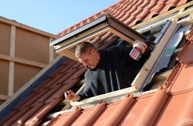 Pose de fenêtres de toit Velux à Rouxmesnil-Bouteilles